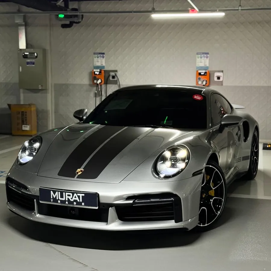 Porsche 911 с логотипом Murat на парковке в Корее
